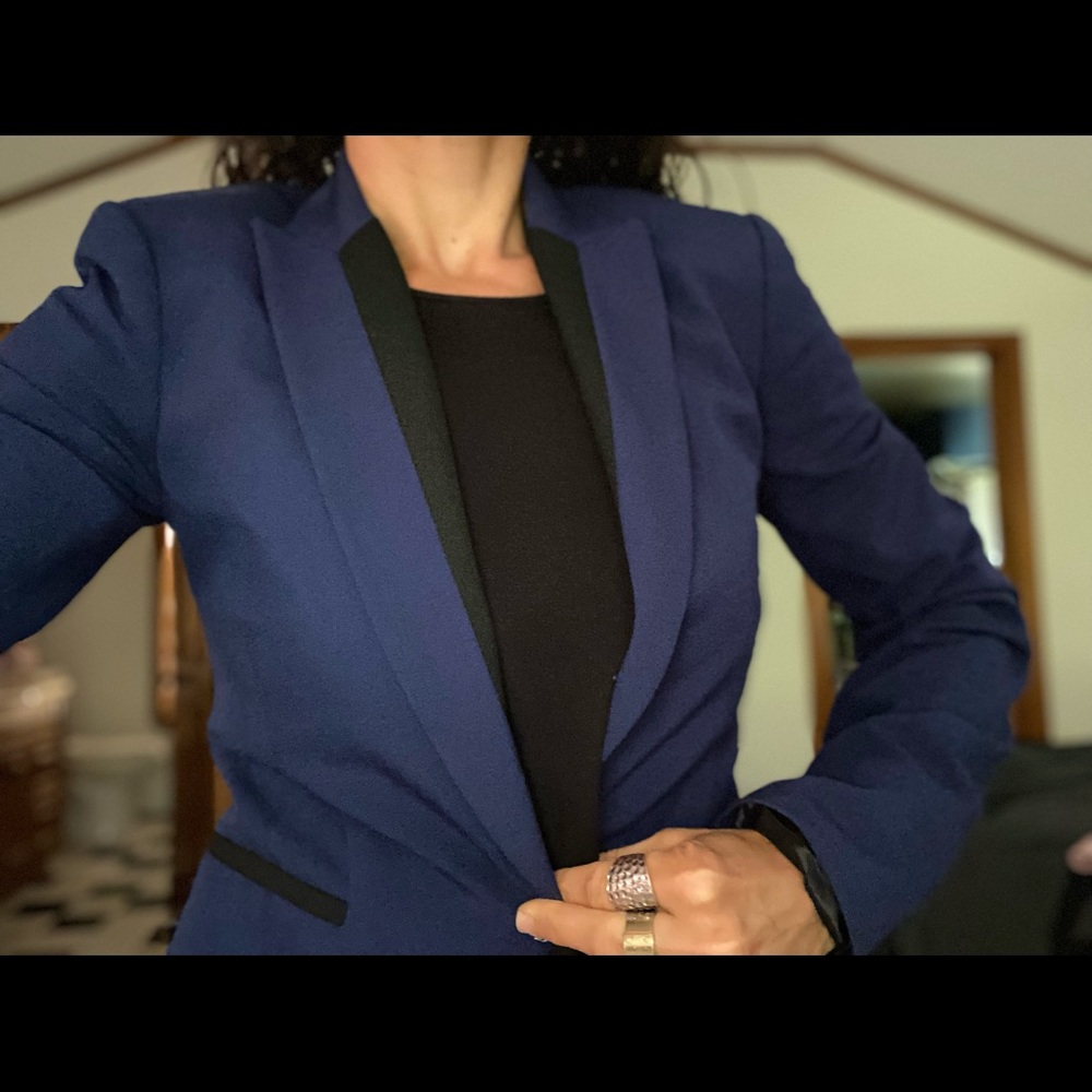 Tuxedo style cropped blazer